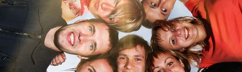 Eine Gruppe von Menschen schaut nach unten in die Kamera