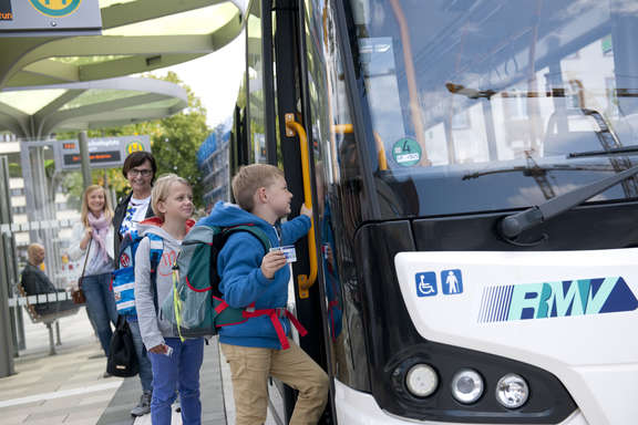 Bus Schulkinder Schulkinder mit Chipkarte steigen in den Bus