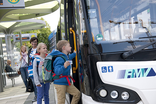 Bus Schulkinder Schulkinder steigen in den Bus