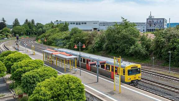 Zug im Bahnhof Usingen
