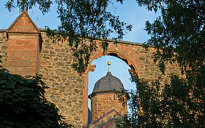 Vergrößerte Ansicht: Blick durch eine Öffnung in der Mauer