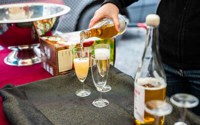 Ausschank von Sekt an einem Stand