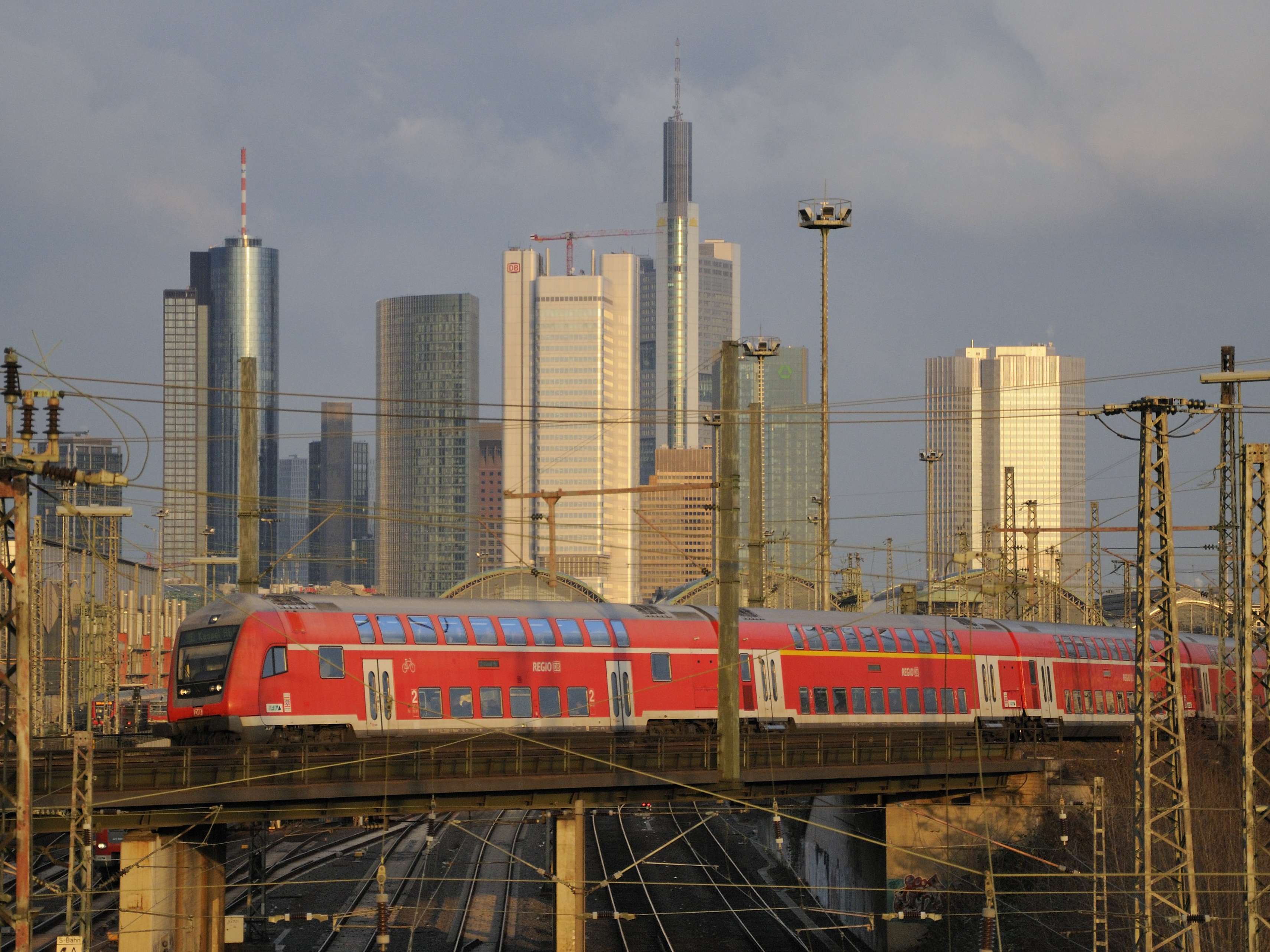 Regionalbahn vor Frankfurter Bankenkulisse