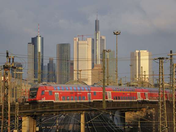 Vergrößerte Ansicht: Regionalbahn vor Frankfurter Skyline