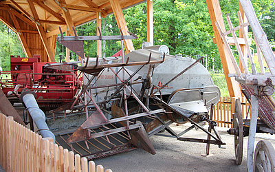 Vergrößerte Ansicht: Alte Dreschgeräte in der Dreschhalle