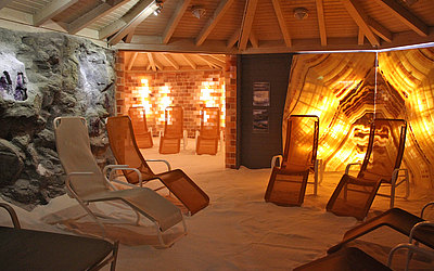 Vergrößerte Ansicht: Liegestühle, mit Salz bedeckter Boden, unterschiedliche Wände: Felsen, Glassteine, Bernstein