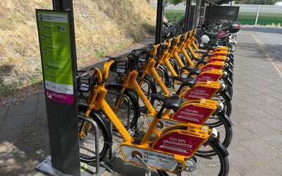 Gelbe Fahrräder am Bischofsheimer Bahnhof