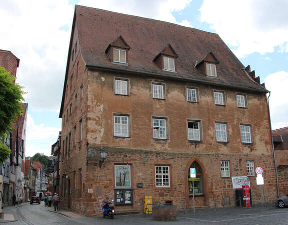 Dreigeschossiges Steinhaus aus dem Jahr 1500 mit dem Museumsschild