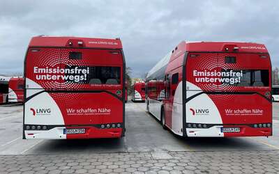 Zwei Wasserstoffbusse von hinten