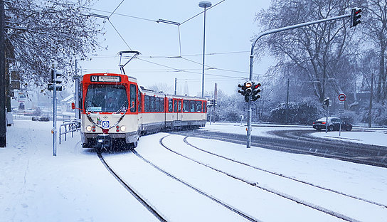 Der Nikolaus-Express im Schnee unterwegs