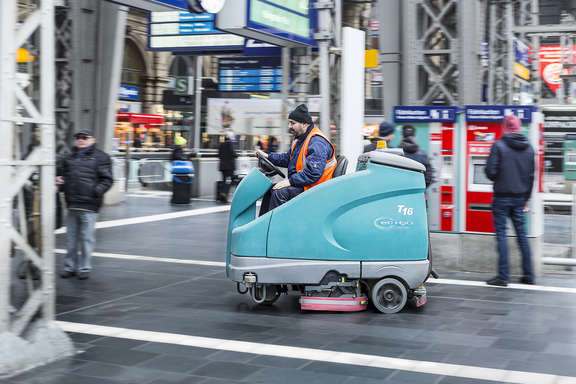 Reinigungsfahrzeug im Frankfurter Hauptbahnhof Reinigungsfahrzeug am Bansteig der Gleise 23 und 24