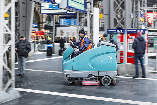 Reinigungsfahrzeug im Frankfurter Hauptbahnhof Reinigungsfahrzeug am Bansteig der Gleise 23 und 24