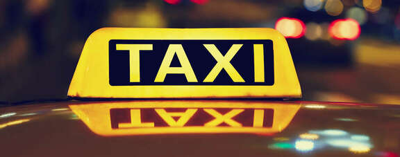 Vergrößerte Ansicht: Taxischild auf dem Dach eines Taxis