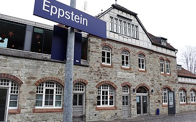 Der Bahnhof Eppstein mit Schild "Eppstein"