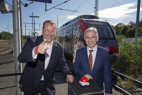 Pokalsieger-S-Bahn RMV-Geschäftsführer Prof. Knut Ringat und Oberbürgermeister Peter Feldmann nehmen die Pokalsieger-S-Bahn in Empfang