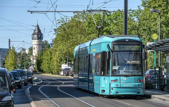 Tram 18 unterwegs im Frankfurter Stadtgebiet