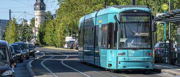 Tram 18 unterwegs im Frankfurter Stadtgebiet