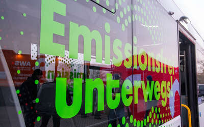 Reklameaufdruck auf Busseitenscheiben "Emissionsfrei unterwegs"