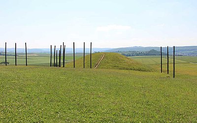 Vergrößerte Ansicht: Grabhügel aus Museumsperspektive