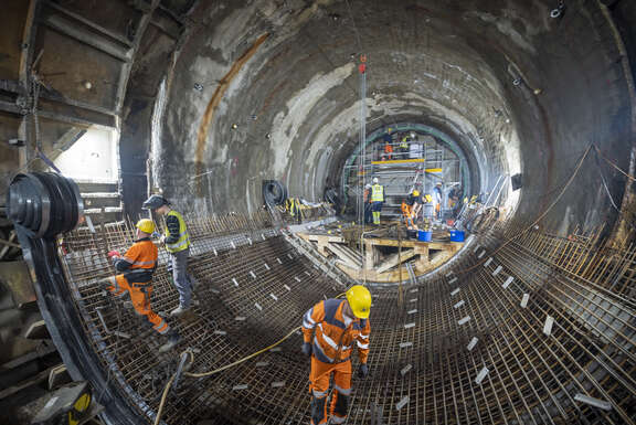 Bauarbeiter in einer Tunnelröhre