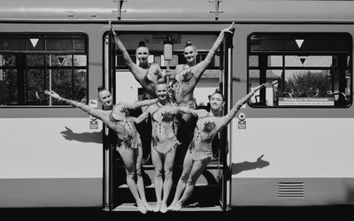 Schwarzweiß-Foto: Turnerinnen im Verkehrsmuseum Schwanheim.