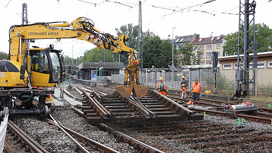 Zweiwege-Bagger sind die Allrounder der Baustelle.