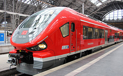 Vergrößerte Ansicht: Außenansicht des Zuges im Frankfurter Hauptbahnhof