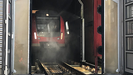 Der Zug wird nach der Wäsche aus der Anlage gezogen