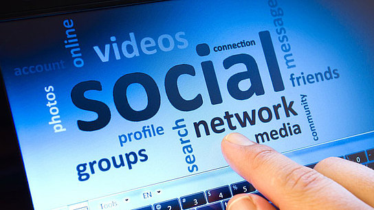 Bildschirm mit Social Media-Schriftzügen