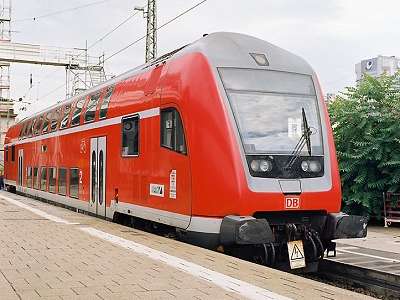 Vergrößerte Ansicht: Frontansicht des vorderen Zugteils an einer Station