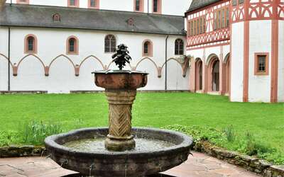 Steinbrunnen, Rasen, historisches Gebäude