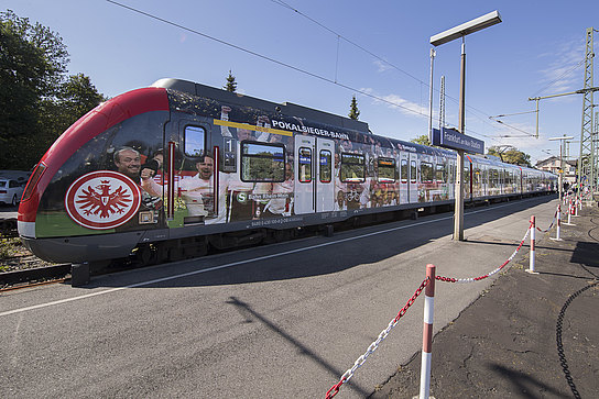 Pokalsieger-S-Bahn Die Pokalsieger-S-Bahn fährt ein.