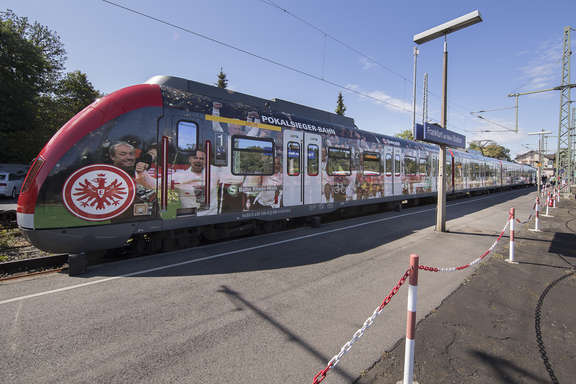 Pokalsieger-S-Bahn Die Pokalsieger-S-Bahn am Gleis der Station Stadion