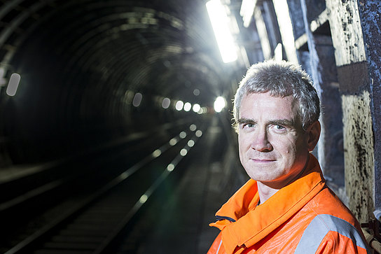 Im Tunnel Ein Arbeiter im ausgeleuchteten S-Bahntunnel