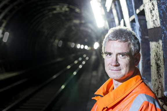 Im Tunnel Ein Arbeiter im ausgeleuchteten S-Bahntunnel