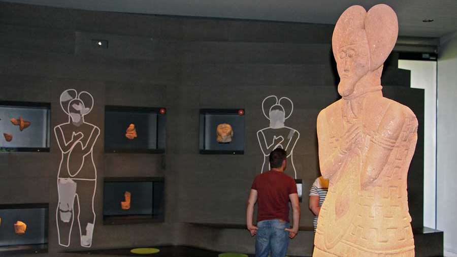 Die Fürstenstatue und weitere Statuenfragmente