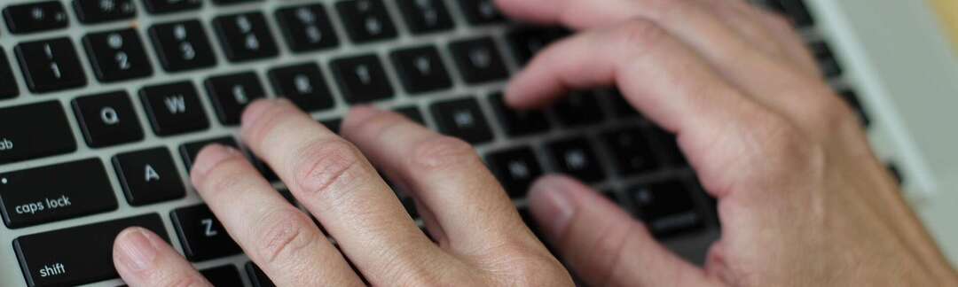 Nahaufnahme, tippen auf einer Computertastatur