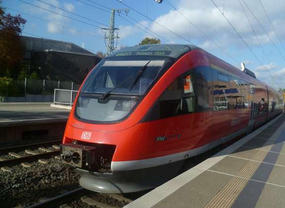 Vergrößerte Ansicht: Roter Zug am Gleis