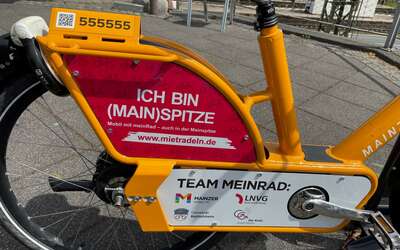Gelbes Fahrrad mit Aufdruck: Ich bin (Main)Spitze. Mobil mit meinRad - auch in der Mainspitze.