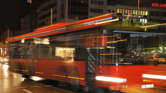 Vergrößerte Ansicht: fahrender Nachtbus