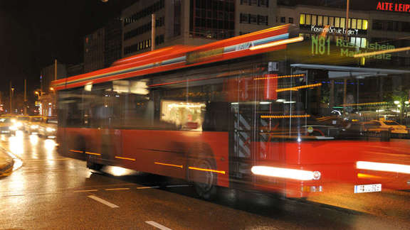 Vergrößerte Ansicht: fahrender Nachtbus 