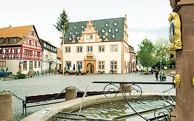 Vergrößerte Ansicht: Der Marktplatz mit Brunnen in Groß-Umstadt