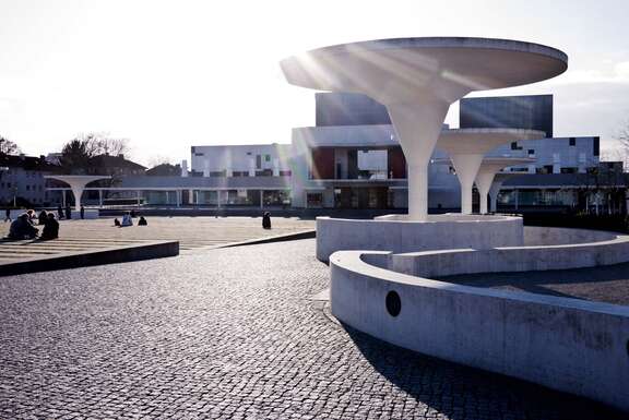 Staatstheater Darmstadt Blick auf das Staatstheater Darmstadt, asphaltierter Platz mit futuristischer weißer Architektur