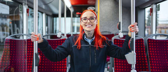 Justyna Cielecka-Drozdz, Lieblingsbusfahrerin 2025, steht im Gang eines Linienbusses.
