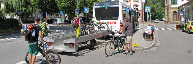 Vergrößerte Ansicht: Beim Einladen des Fahrradanhängers