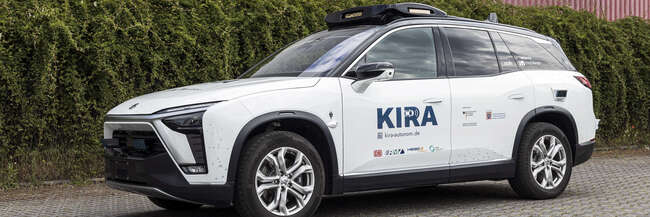 Weißer SUV mit KIRA-Schriftzug auf der Vordertür und Sensoren auf dem Dach