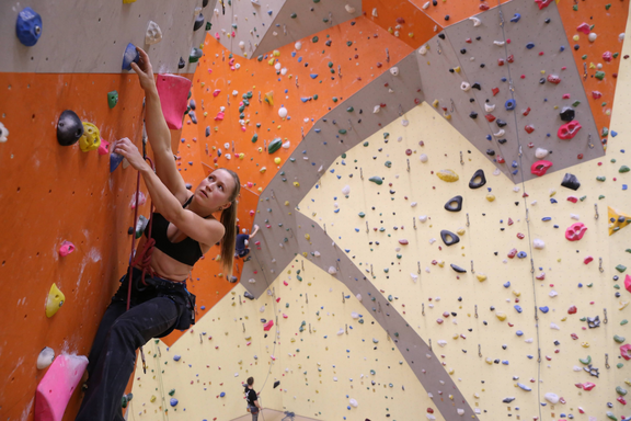 Eine Frau an einer Kletterwand