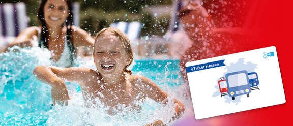 Schülerticket Hessen Teaserbild Schülerticket Hessen Teaserbild: Ein Kind und eine Frau spielend im Schwimmbecken