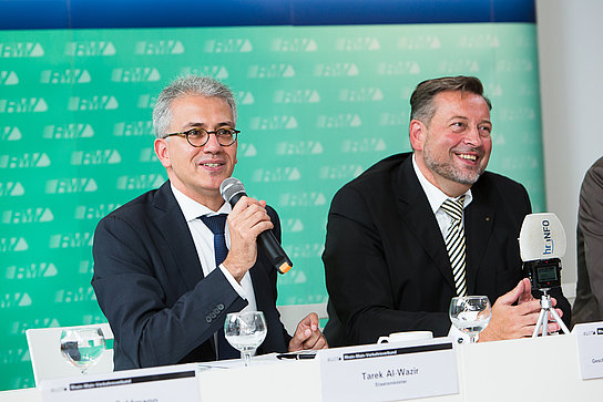 Tarek Al-Wazir und Prof. Knut Ringat Tarek Al-Wazir, Stv. Ministerpräsident des Landes Hessen, und Prof. Knut Ringat, Geschäftsführer und Sprecher der Geschäftsführung des RMV