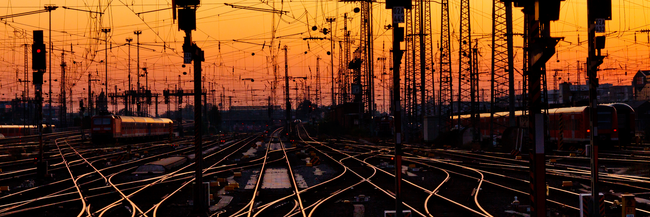 Gleise und Oberleitungen bei Sonnenuntergang